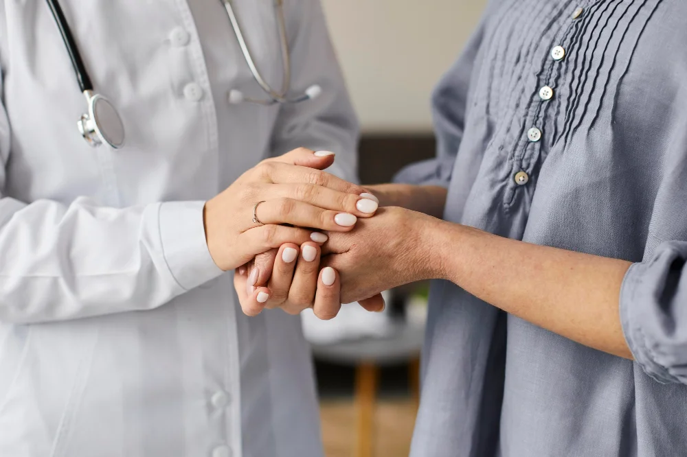 doenças crônicas: médica e paciente se cumprimentando