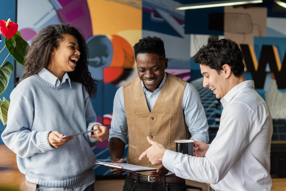 saúde mental no trabalho: três colaboradores conversando