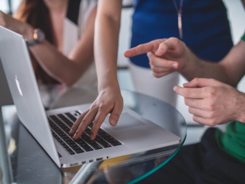 Motivação no trabalho: colaboradores apontando para tela do computador