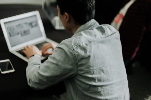 avaliação de desempenho: homem usando notebook