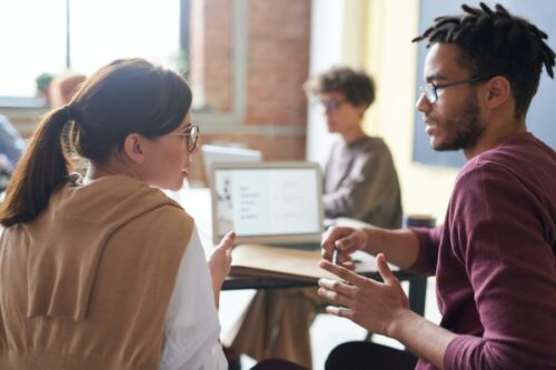 Feedback construtivo: dois colaboradores conversando e trocando feedbacks