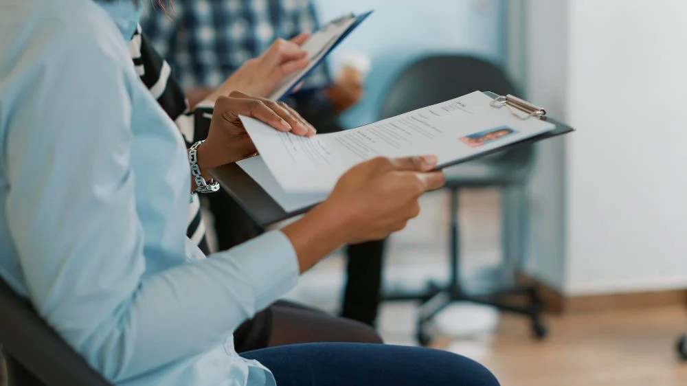 Recrutamento e seleção: pessoas analisando pranchetas