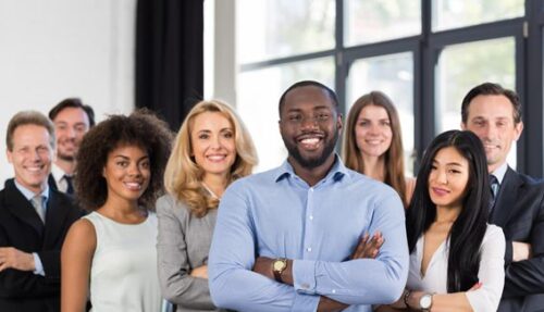 Grupo de pessoas diversas em traje social