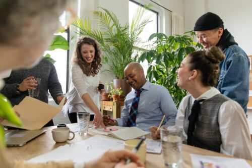 Equipe de trabalho feliz, debatendo resultados