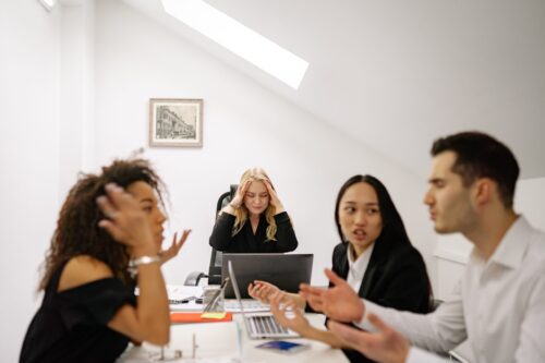 Pessoas estressadas no trabalho e discutindo