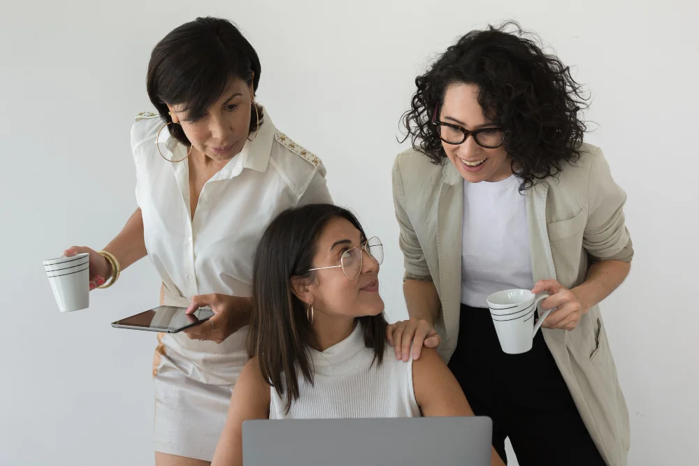 saúde da mulher: três colaboradoras se olhando