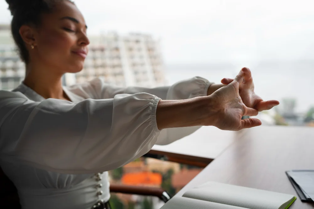 wellness corporativo: colaboradora se alongando durante o expediente