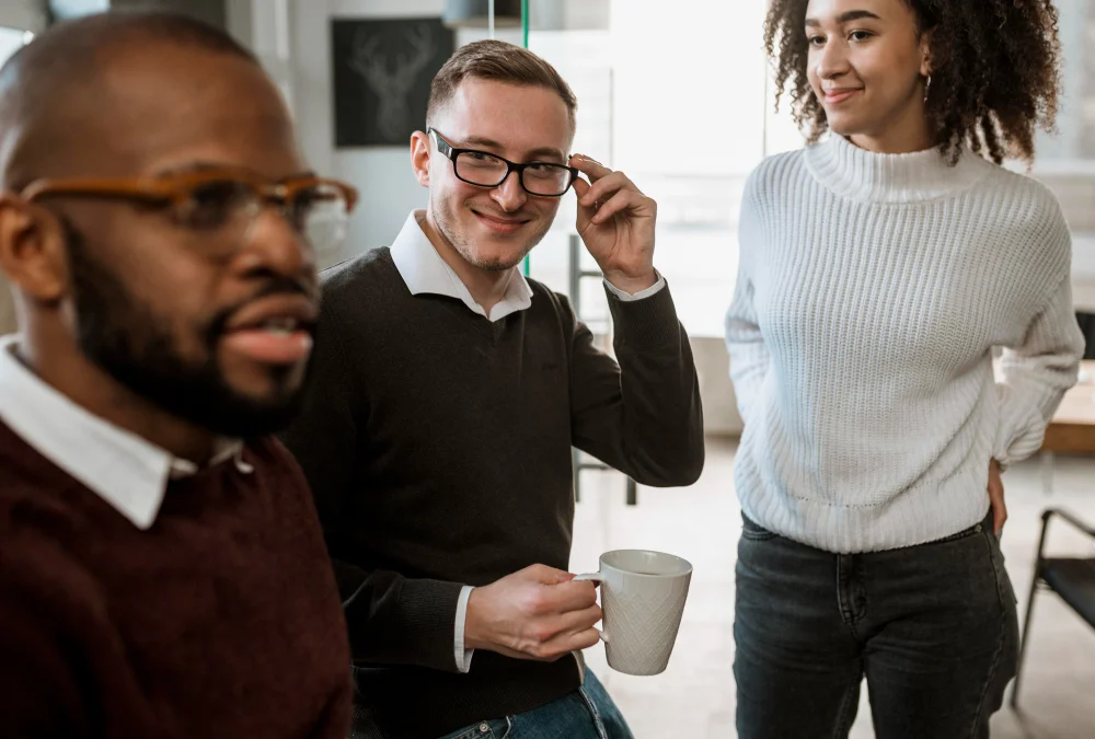 Sustentabilidade empresarial: três colaboradores conversando em boa convivência