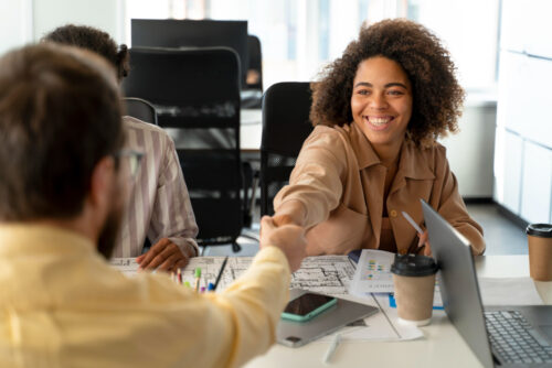 Dia do profissional de RH: colaboradores apertando as mãos