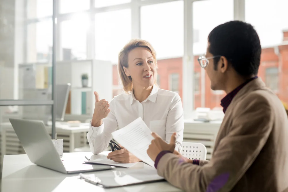 Feedback positivo: dois funcionários conversando e trocando feedbacks