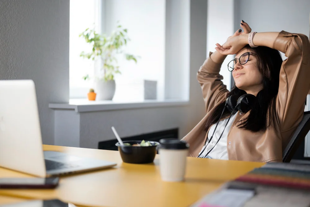 Férias: colaboradora tendo tempo de pausa no escritório