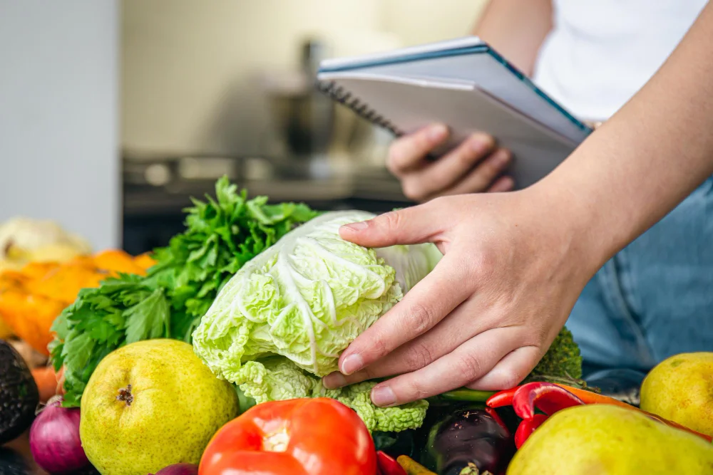 Segurança alimentar: mão feminina segurando alface