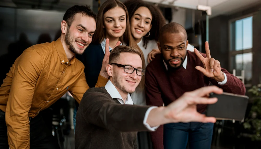 Ambiente de trabalho saudável: colaboradores reunidos e felizes