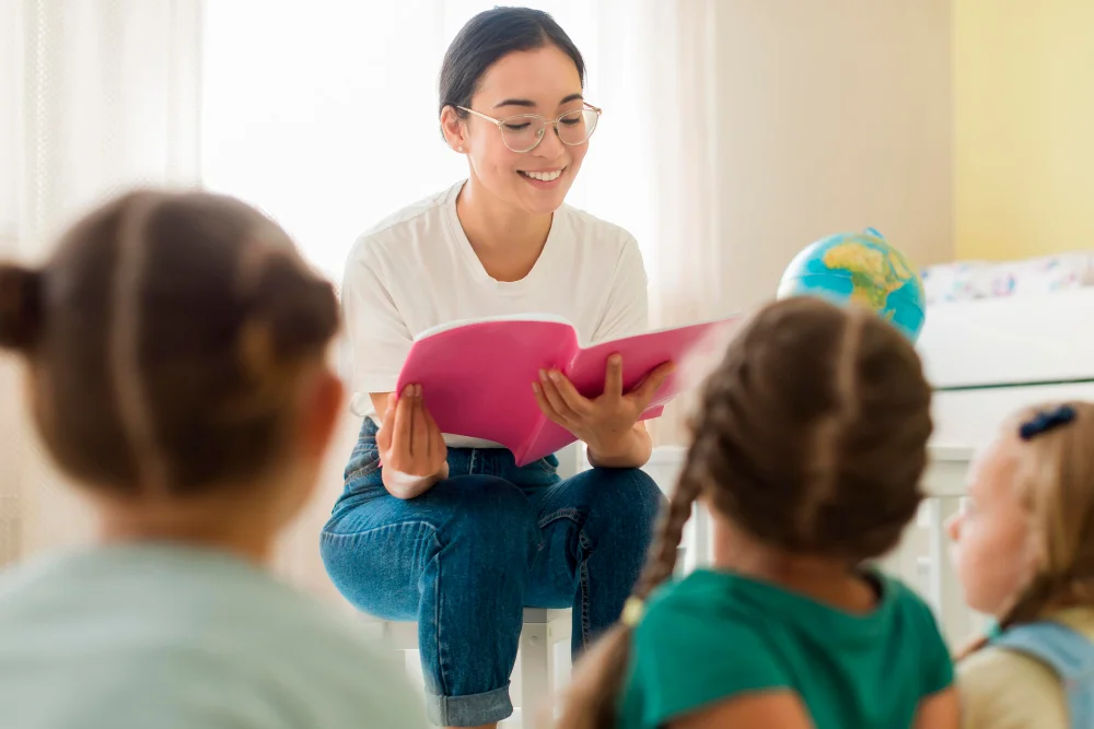 Auxílio-creche: mulher lendo livro de histórias para crianças