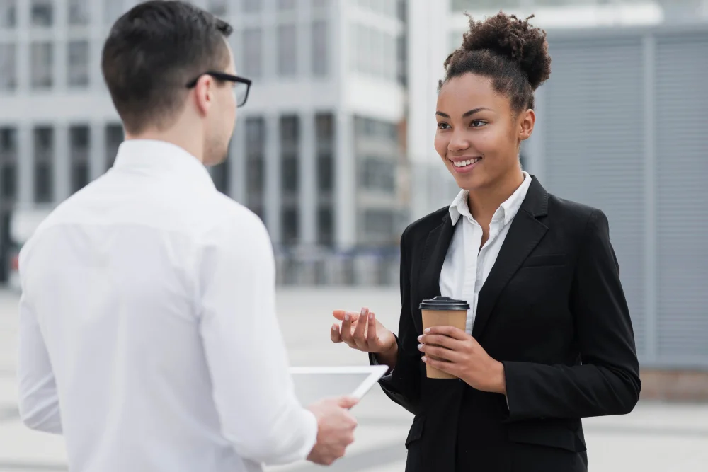 Job hopping: colaboradores conversando e sorrindo